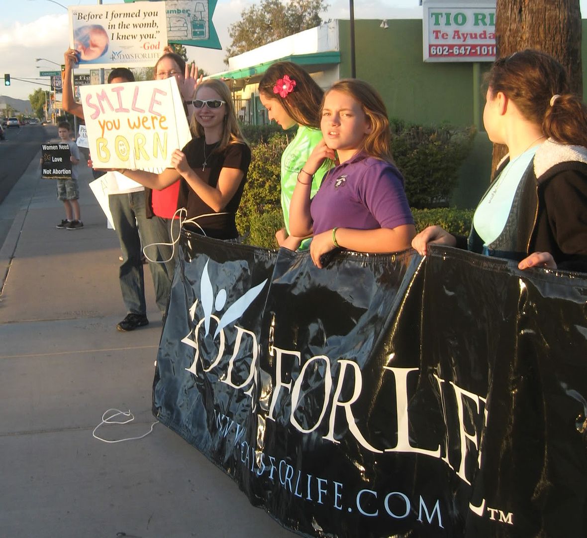 Photo: Teens for Life Protest abortion outside Planned Parenthood
