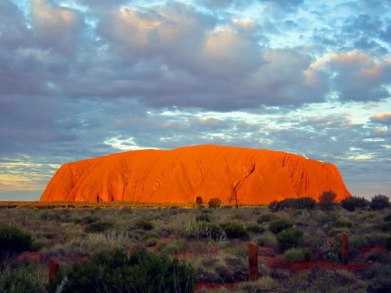 799px-Uluru_Australia28129.jpg