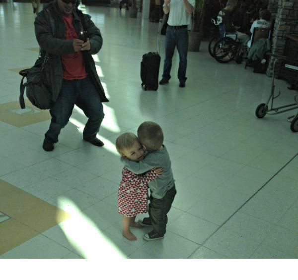 Thesetwotoddlerswhohadnevermetbeforebutdecidedtohugitoutinthemiddleofanairportterminal_zpsd2e6f2f3.jpg~original