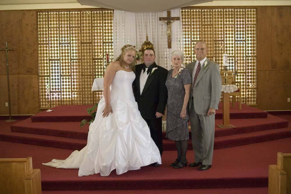 IMAGE: http://i202.photobucket.com/albums/aa151/krmayes83/wedfull.jpg