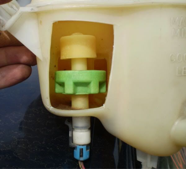 Saturn+Coolant+Temp+Sensor+Location Where is my coolant level sensor (not in tank) - SaturnFans.com Forums