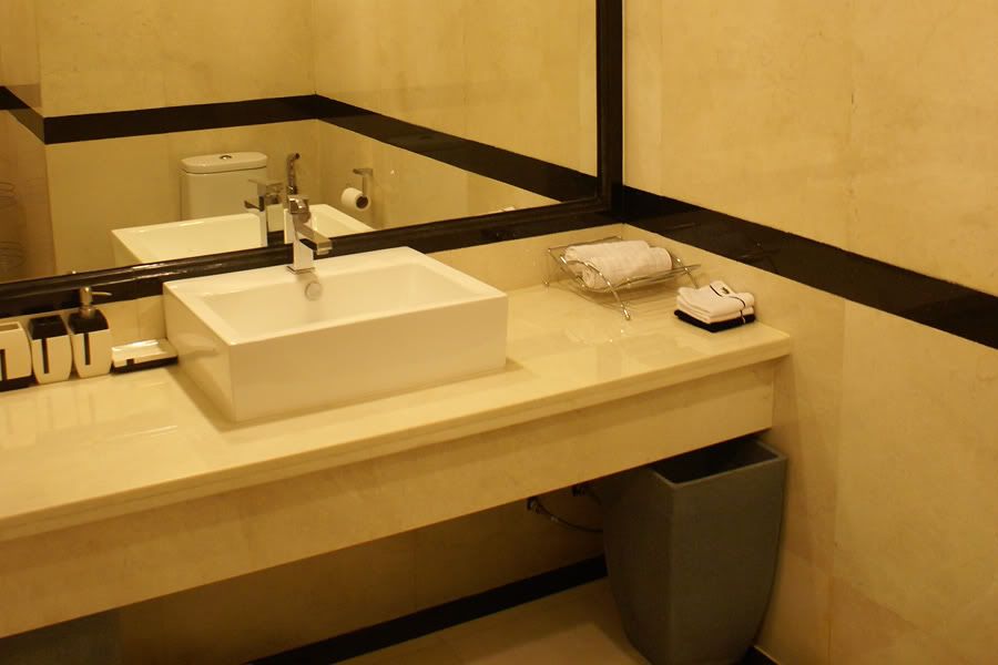 bathroom_1.jpg