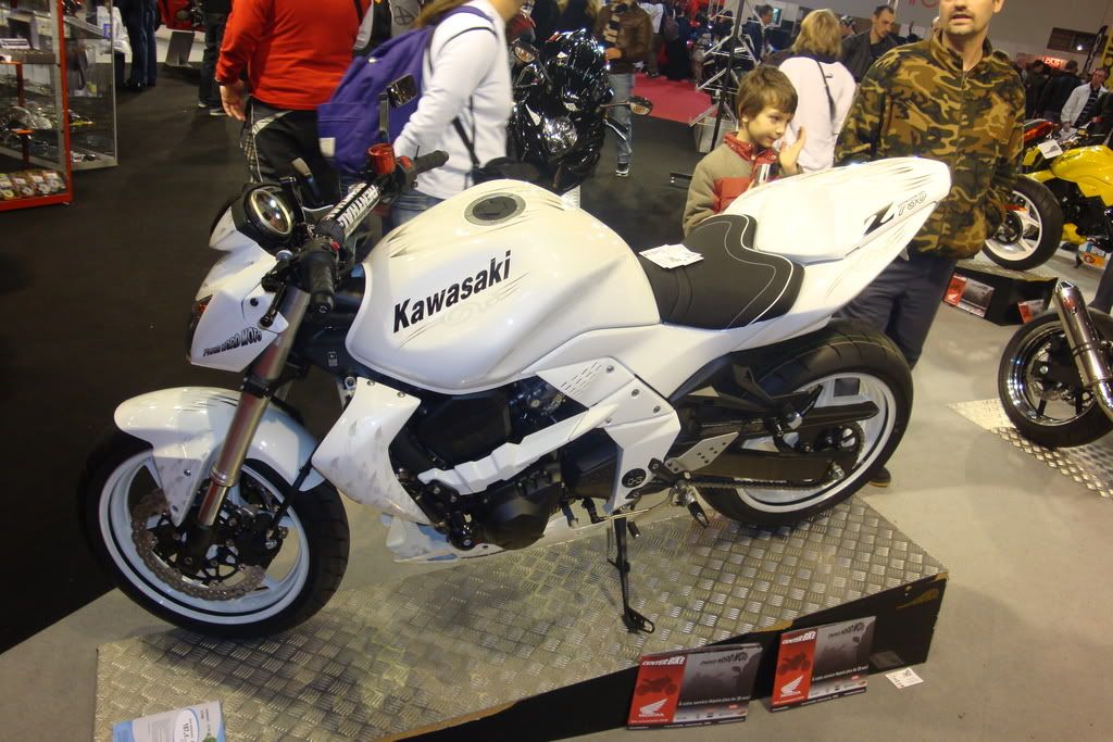 KAWASAKI Z750 KAWASAKI Z750,KAWASAKI Z750 2011, Hot KAWASAKI Z750, New KAWASAKI Z750 2011, Celebrity KAWASAKI Z750